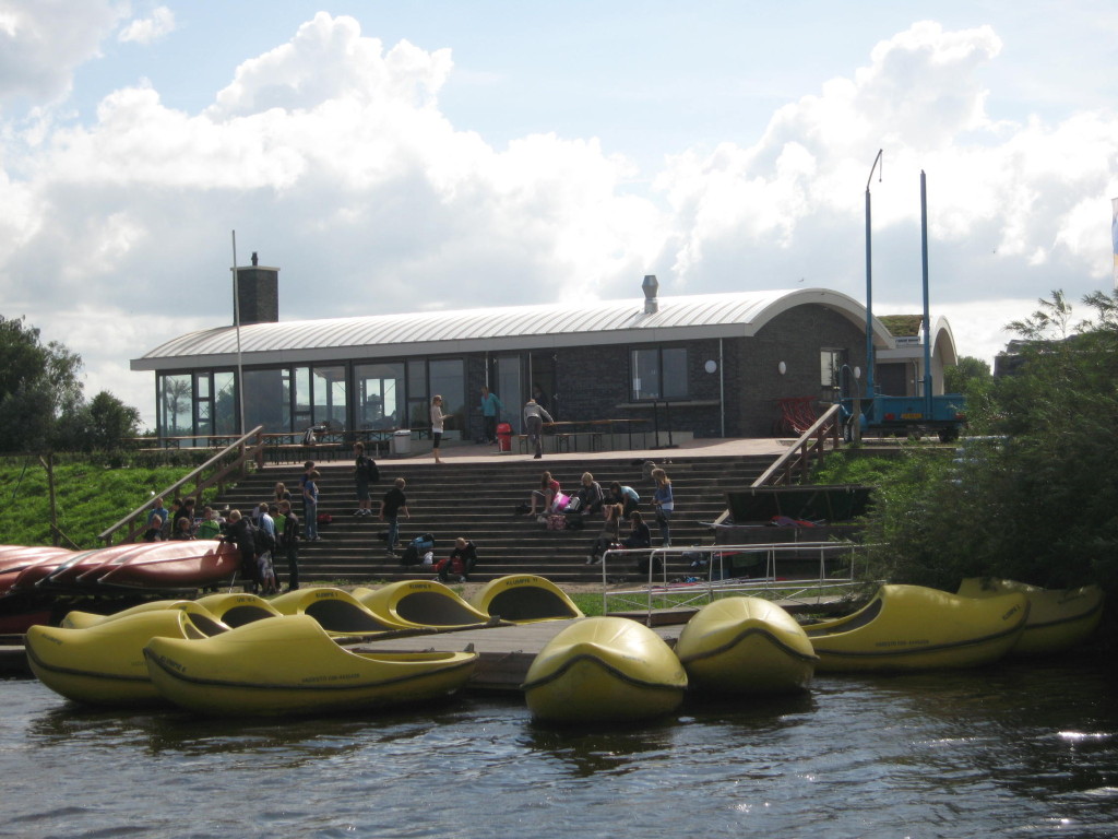 Het Panorama Paviljoen vanaf het water gezien